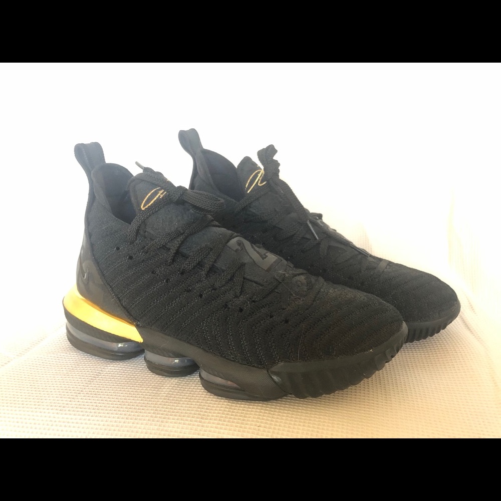 Nike LeBron 16 Size 9
